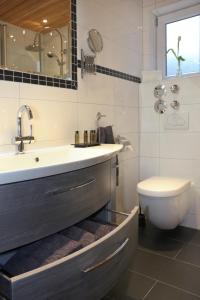 ヴィンデン・イム・エルツタールにあるFerienwohnung am Rainの洗面台とトイレ付きのバスルーム +46枚の写真