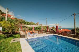 una piscina en una casa con vistas al océano en Villa Matta, en Santana