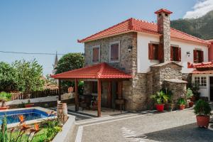 una casa con una piscina di fronte di Villa Matta a Santana