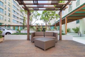 2 sillas y una mesa en un patio de un edificio en Flat Barra Da Tijuca, en Río de Janeiro