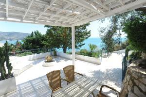 un patio con un banco y vistas al océano en case vacanza montesaraceno, en Mattinata