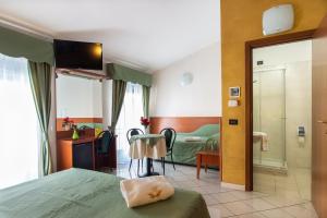 Televízia a/alebo spoločenská miestnosť v ubytovaní Hotel Dorè