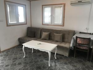 Istumisnurk majutusasutuses Ada Bojana Apartmani