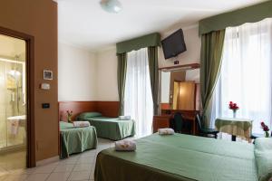 Posteľ alebo postele v izbe v ubytovaní Hotel Dorè + 37 fotografií