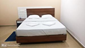 Een bed of bedden in een kamer bij Oryzaland 3BHK Holiday Home