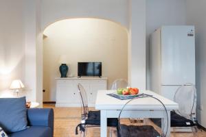 a living room with a table with fruit on it at casa blu in Follonica