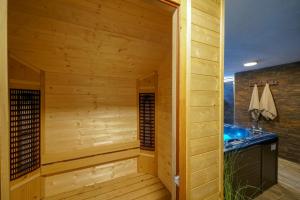 Habitación de madera con sauna en Penzion Sagan en Terchová