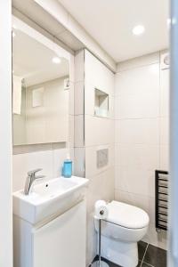 biała łazienka z umywalką i toaletą w obiekcie Juniper Cottage w mieście Bakewell