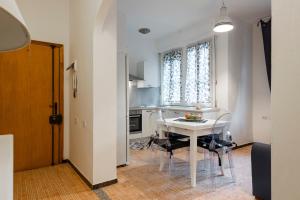 a kitchen with a table and chairs in a room at casa blu in Follonica