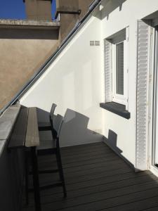 a wooden bench on a balcony with a window at Appartement duplex, Tours centre in Tours