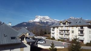 een uitzicht op een gebouw met een berg op de achtergrond bij Duplex Les Périades 18 in Saint-Gervais-les-Bains