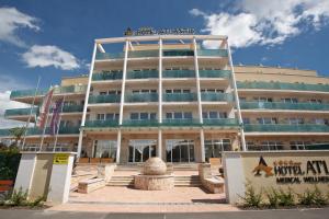 un hôtel en face d'un bâtiment dans l'établissement Hotel Atlantis Medical, Wellness & Conference, à Hajdúszoboszló