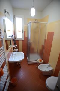 Civitanova del SannioにあるVilla Augustaのバスルーム(シャワー、トイレ、シンク付)