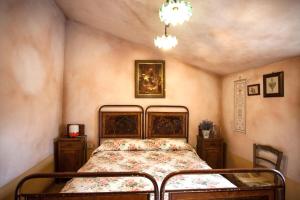 um quarto com uma cama e um quadro na parede em Locanda della Casella em Cineto Romano