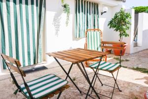 una mesa y dos sillas sentadas junto a una mesa en Villa Aurelia - Modern Seafront Studio Apartment, en Flumini di Quartu