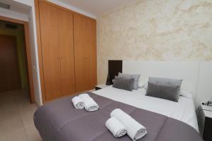 A bed or beds in a room at DIFFERENTFLATS Paradise Village Families Még 18 kép