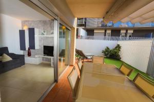 A television and/or entertainment centre at DIFFERENTFLATS Paradise Village Families