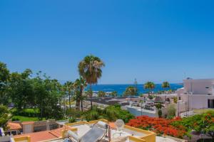 a view of the ocean from the balcony of a apartment at Los Geranios in Adeje