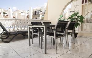 een tafel en stoelen op een balkon bij Mareverde FREE WIFI in Adeje