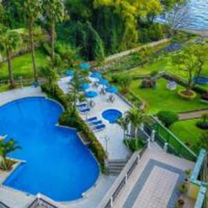 an overhead view of a large swimming pool at Torres de Atitlán Pent-House 10 personas - Apartamento 8 personas in Panajachel