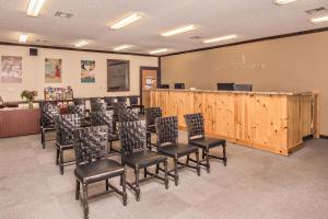 uma sala de espera com cadeiras e um pódio com um ecrã em The Lodges of the Great Smoky Mountains by Capital Vacations em Pigeon Forge