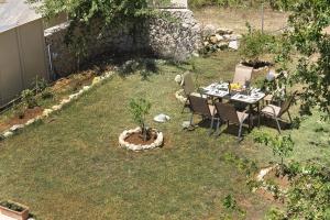 A garden outside Alexandras Forest View