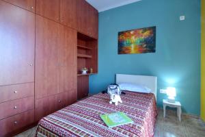 A bed or beds in a room at Alexandras Forest View