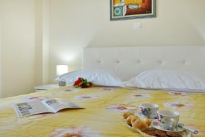 A bed or beds in a room at Alexandras Forest View