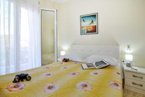 A bed or beds in a room at Alexandras Forest View
