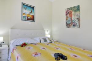 A bed or beds in a room at Alexandras Forest View
