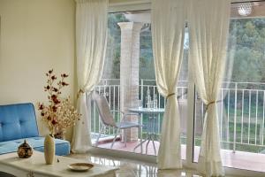 A balcony or terrace at Alexandras Forest View