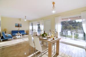 A balcony or terrace at Alexandras Forest View