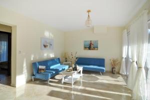 A seating area at Alexandras Forest View