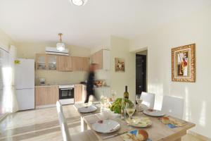 A kitchen or kitchenette at Alexandras Forest View