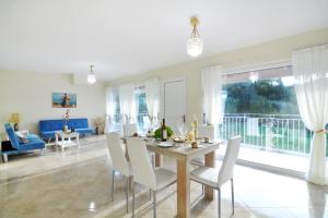 A seating area at Alexandras Forest View