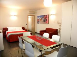 Habitación con mesa de comedor y cama en Venice Apartments Dante, en Mestre