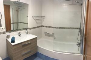 une salle de bain avec une baignoire, un lavabo et une douche dans l'établissement Spacious and comfortable Paraiso II, à Playa Paraiso