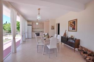 A kitchen or kitchenette at Alexandras Forest View
