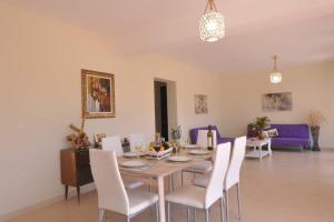 A seating area at Alexandras Forest View