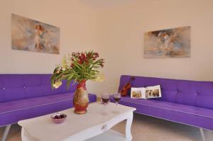A seating area at Alexandras Forest View