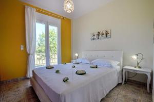 A bed or beds in a room at Alexandras Forest View