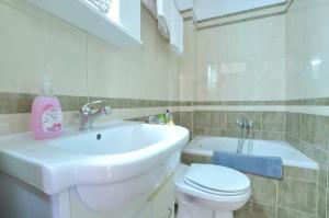 A bathroom at Alexandras Forest View
