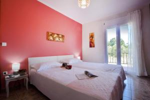 A bed or beds in a room at Alexandras Forest View