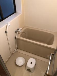 y baño pequeño con aseo y bañera. en First Hongo Building 202 / Vacation STAY 3355, en Chiba