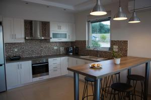 A kitchen or kitchenette at Loggos view apartments