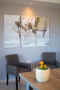 A seating area at Loggos view apartments