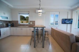 A kitchen or kitchenette at Loggos view apartments