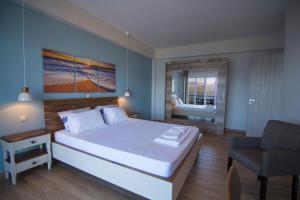 A bed or beds in a room at Loggos view apartments