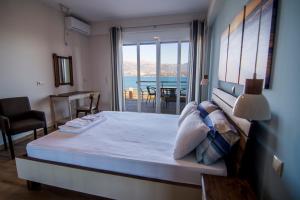 A bed or beds in a room at Loggos view apartments