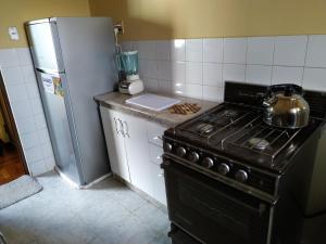 a kitchen with a stove and a refrigerator at Apartamento Exclusivo VIP in La Paz